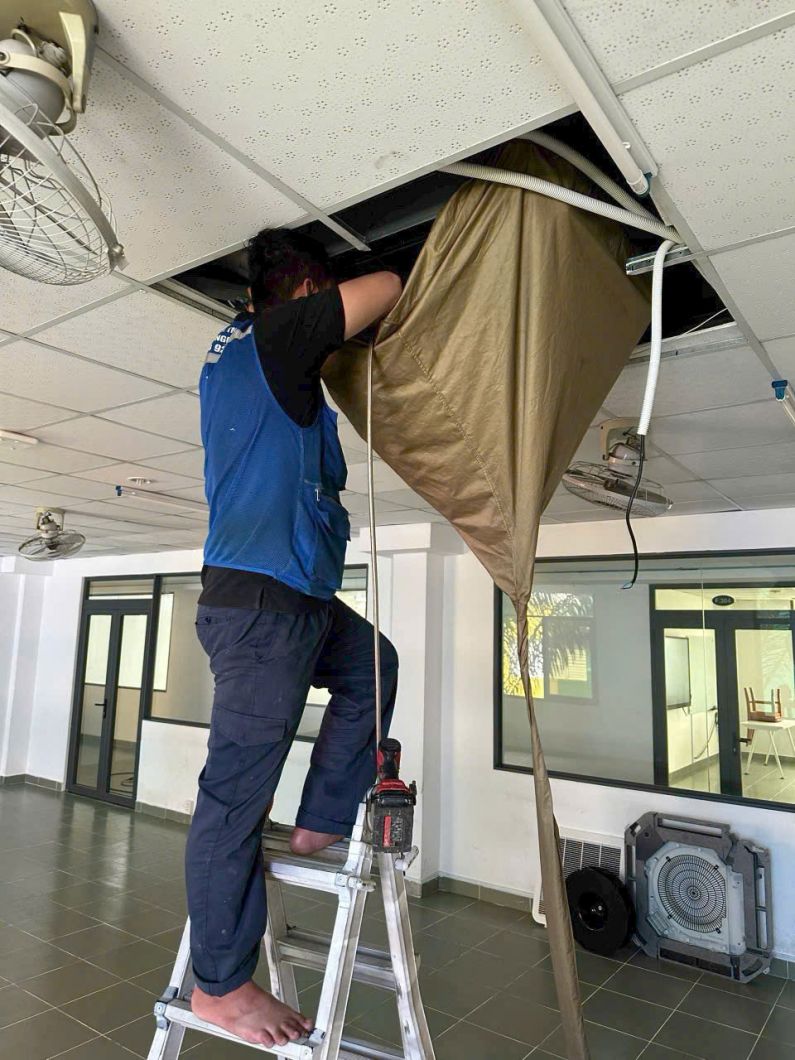 Kỹ thuật viên bảo trì, vệ sinh máy lạnh văn phòng công ty