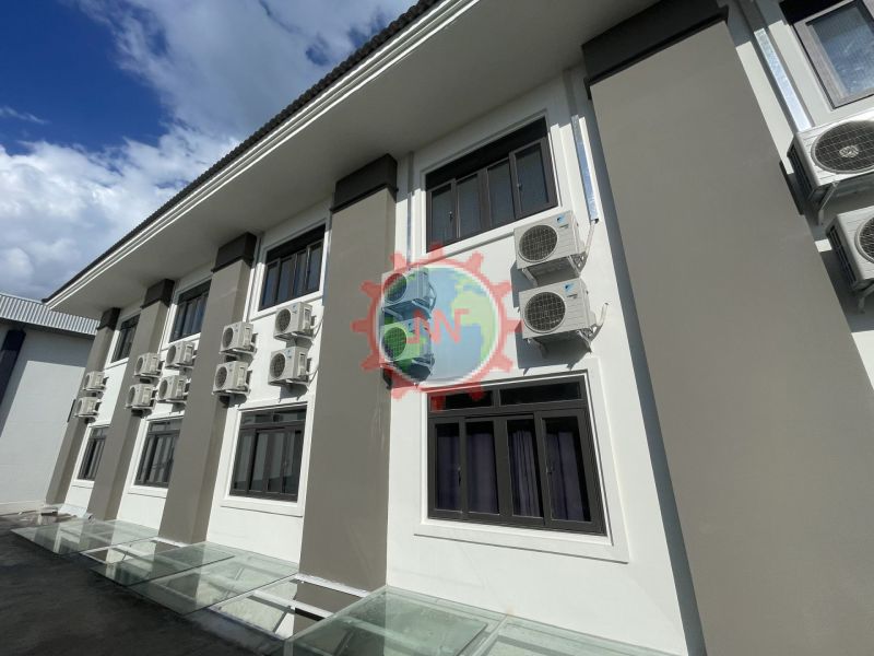 Kỹ thuật viên khảo sát tính toán tải nhiệt cho nhà xưởng trước khi lắp đặt