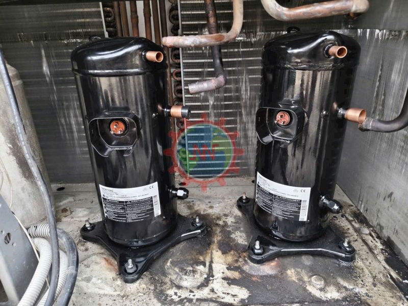 Kỹ thuật viên kiểm tra máy lạnh Nhật bãi trước khi bán cho khách hàng